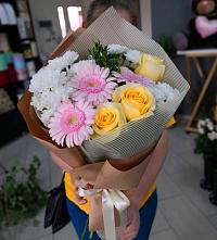 Букет цветов из:  Герберы, Розы и Хризантемы в Красноуфимске