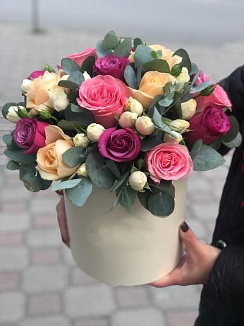 Цветочная композиция из Розы в шляпной коробке в Красноуфимске